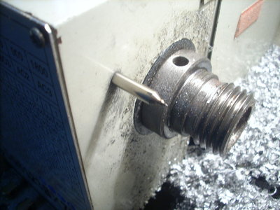 COLOCO LA AGUJA EN EL TALADRO, LA AGUJA ES UNA DE INYECTOR DIESEL QUE CAMBIE DE MI CAMIONETA, ME SIRVEN DE PUNTO PARA MARCAR TAMBIEN Y PARA CENTRAR EL PLATO Y UNA HERRAMIENTA POR EJEMPLO, SON MUY UTILES PORQUE SON PERFECTAS. LA IDEA DE USAR ESTA Y NO OTRA COSA ES PORQUE POR UN LADO YA ESTA HECHA Y POR EL OTRO TIENE LA VENTAJA QUE DE ESTE MODO SE PUEDE SACAR CUANDO NO SE USE Y NO ESTORBE PARA RELIZAR OTRAS OPERACIONES EN EL TORNO