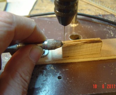 Taladro con barrena de aguja de coser de 0,6mm (afilada como ya he explicado en otros hilos) para pasar el alambre de latón