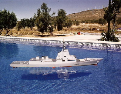 Navegando. No podeis ver bien el &quot;oleaje&quot; propio de la navegacion, pero la piscina se acaba enseguida, y no me atrevia a dejar la emisora para coger la camara.