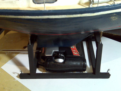 cambié la base a color negro, y le hice una especie de enrejado en la base para colocar y transportar el control de mando.