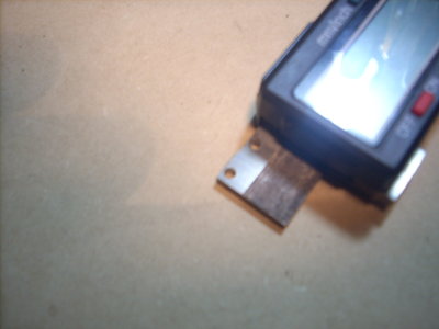 LAS PERFORACIONES YA HECHAS PARA SUJETAR EL VISOR AL SOPORTE
