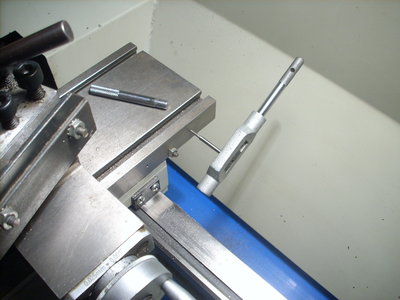 EN EL CARRO HAGO DOS PERFORACIONES Y LUEGO PASO EL MACHO PARA HACER LA ROSCA, EN ESTA OPERACION SE  DEBE TENER ESPCIAL CUIDADO DE NO DAÑAR LAS GUIAS SUPERIOR E INFERIOR, LA ALTURA SERA UNA QUE NO INTERFIERA CON ESTAS.