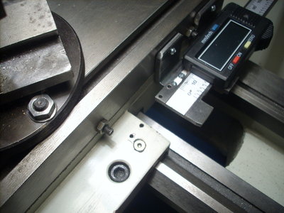 LUEGO COLOCO LA PARTE MOVIL DEL CALIBE, PREVIAMENTE SE LE PRACTICA LAS PERFORACIONES PARA PASAR LOS TORNILLOS QUE LA ASEGURARAN A LA PARTE FIJA DEL CARRO, ACA TAMBIEN SE DEBE PONER ESPECIAL ATENCION PARA NO PERFORAR LA GUIA O ALGUN ELEMENTO MOVIL DEL CARRO, TAMBIEN TENGO EN CUENTA QUE EL ACEITERO QUEDE ACCESIBLE. EN LA PARTE FIJA VAN LAS PERFORACIONES SOLIDARIAS CON LA PARTE MOVIL, ESTAS DEBEN SER ROSCADAS TAMBIEN CON EL MACHO.