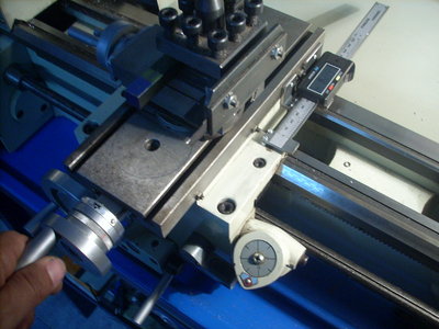 FINALMENTE CHEQUEAMOS QUE LAS MEDICIONES SEAN CORRECTAS, SE PUEDE USAR OTRO CALIBRE O UN RELOJ COMPARADOR, PERO POR LOGICA SI HAY UNA DIFERENCIA SOLO SE LA PUEDE ATRIBUIR A LA PRECISION DEL CALIBRE USADO, A MI ME RESULTO MU PRECISA, COMPROBE EXISTE UNA DIFERENCIA DE 0,005 MM CON RESPECTO A LA MARCACION ANALOGICA EN LOS DOS CASOS, DEL CARRO Y EL CHARRIOT.