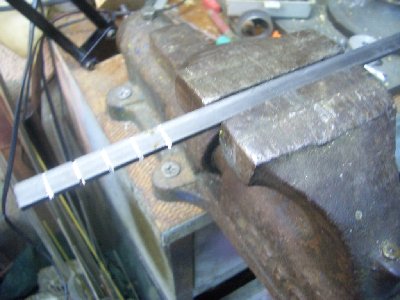 De esta pletina calibrada de acero de 3X10 saldrán las horquillas de la barra de excéntrica
