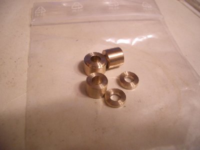 Aprovechando la estacada y el resto de bronce he hecho además otros casquillos de varias medidas para el eje de 4 mm.