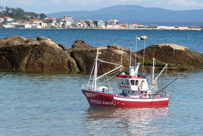 Al fondo se ve el pueblo de Cabo de Cruz ( Boiro-La Coruña)