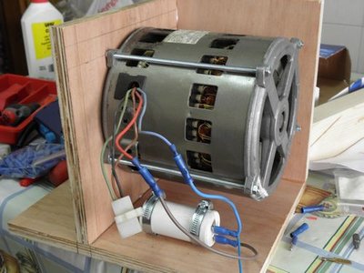 Motor sujeto en frontal y colocación del condensador
