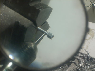 EN EL TORNO CON LA MISMA FRESADORA LES HAGO LAS PERFORACIONES PARA EL PASO DEL EJE CON MECHA DE 0.5 MM DE DIAMETRO