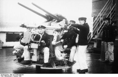 Bundesarchiv_Bild_101II-MN-0945-08,_Schulboot__Drache_,_Doppelflak.jpg