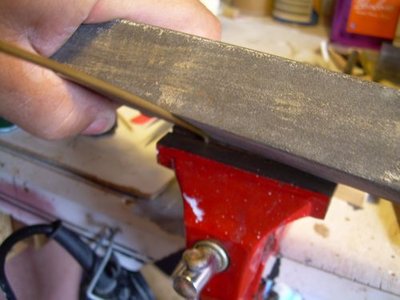 Doblamos las varillas con la ayuda de un taco de madera para que quede en borde bien definido
