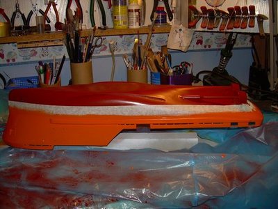 Fase de pintado del casco, a la obra viva le e dado un rojo ingles que simula la pintura de fondo de los barcos y para la obra muerta un naranja tipo butano
