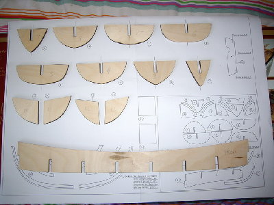 1er paso: soltar las &amp;quot;cuadernas&amp;quot;y la falsa quilla del troquel. Con estas piezas fabricaremos un molde que nos servira para fabricar la ballenera.