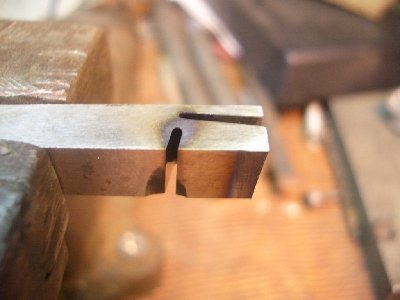 Con la radial (de 1 mm de espesor) se corta la barra de acero rápido al  cobalto  dando la forma a la herramienta de tronzar