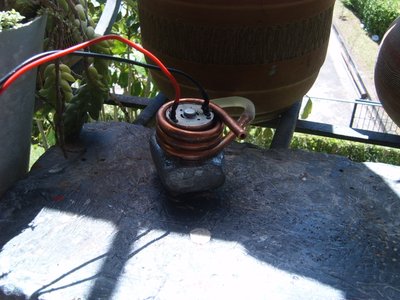 Aquí terminada la bomba de agua auto refrigerada, de fabricación casera, con materiales reciclados….<br /><br />La probé con una batería de 12 V, tengo que hacerlo con una de 6V, ya que el motor es para 5.9 V, escucho consejos al grupo de mis amigos electrónicos, para ver que voltaje puedo darle y como alimentarla mas adecuadamente