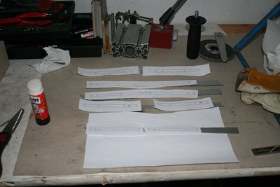 Primero cortar las plantillas de papel y pegarlas sobre las chapas.