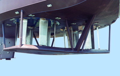 Parte inferior de un remolcador en la que se ve la protección y las palas de los dos propulsores.