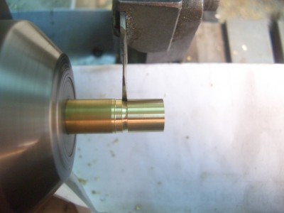 Segando un casquillo de latón de 9X7mm con la herrmienta en punta inclinada
