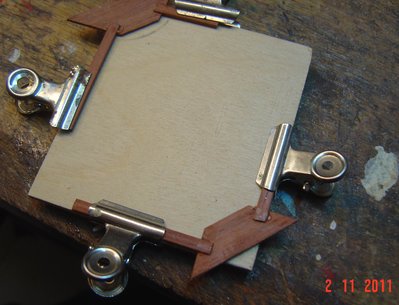 Preparando las partes curvas de la barandilla, rebajo la parte recta a media madera y las pego sobre una tablita de la mitad del grueso del pasamanos, el grueso del pasamanos es de 1.2mm por lo tanto las tablitas son de 0,6mm