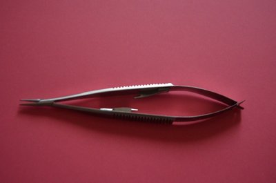 Pinza muy delicada de puntas muy fina y con la posibilidad de bloqueo