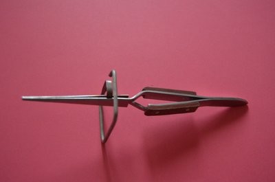 Pinza especial para soldar. Es una pinza especial de joyero.