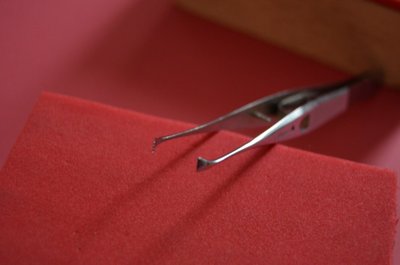 Esta parece ser también de cirujano por las puntas dentadas, también se puede bloquear