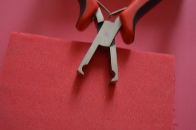 Este alicate se lo vi a un óptico y sirve tanto para cortar como para extraer cosas finas.
