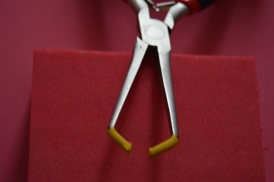 Alicates que he doblado las puntas para poder sostener piezas pequeñas como motones y poder lijarlos.