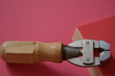 Es un herramienta de joyero y muy buena, yo la utilizo para poder sujetar piezas para lijar. Es muy comoda y manejable.