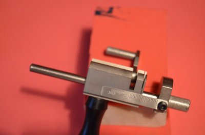 Es un aparato que sirve basicamente para cortar tubo o listón, a una medida concreta y con un pasador para sujetar la pieza a cortar.