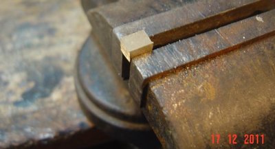 Materia prima, un trozo de latón o bronce.
