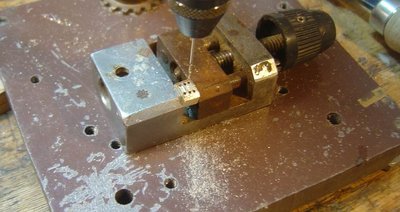 Hago las ranuras con lima y luego taladro, broca de 0,9mm