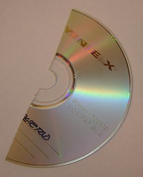De un disco CD saco el material de policarbonato de un milímetro de grueso