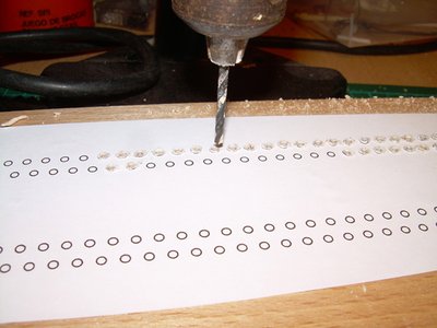 Realizo el trazado con el autocad para mayor precisión pego a un trozo de madera el papel y taladro con una broca de 2.5 mm