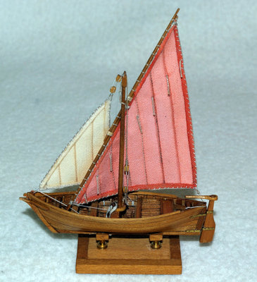 Esta primera es una barca de pesca provenzal, denominada “mourre de pouar”, que se utlizaba en la zona comprendida entre Toulon y Sète. Un ejemplar de este tipo, el “Sain Lazare”, se conserva en el Musée du Bateau de Douarnenez