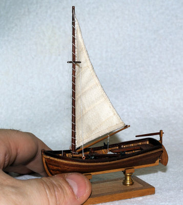 Una pequeña embarcación de recreo aparejada con vela bermudina