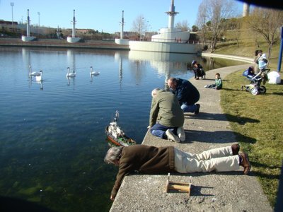 quien dijo que echar un barco al agua era comodo.