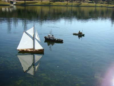 la navegación de los tres barcos.