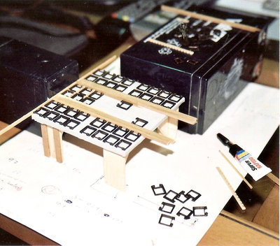 Aqui podeis ver como he realizado el sistema de lanzamisiles SM-2, con troneras, asi como mi habitual uso de cintas de video VHS y baterias de plomo para conseguir angulos de 90º.