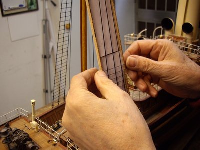 Hice un bastidor con ranuras equidistantes 5 mm de separación y 0,5 mm de canal en la sierra circular de hacer los enjaretados, en estas ranuras introduzco el flechaste, queda separación por la parte de atrás del obenque para poder hacer los nudos.