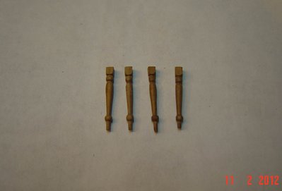 Las cuatro patas torneadas.