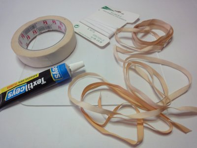 Elementos necesarios: cinta de algodón, cinta de pintor, pegamento textil...