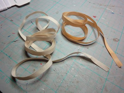 Si se utilizan varios trozos de cinta con diferentes teñidos de té es posible obtener distintos matices para las tiras que constituyen la vela