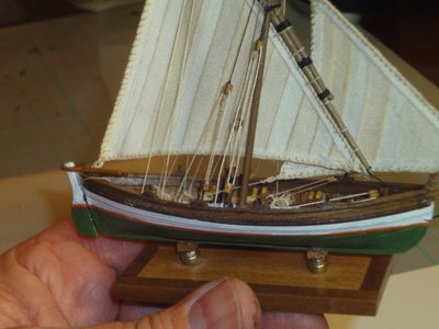 El dedo (mancha de pegamento incluída) da idea de la escala de la barca..