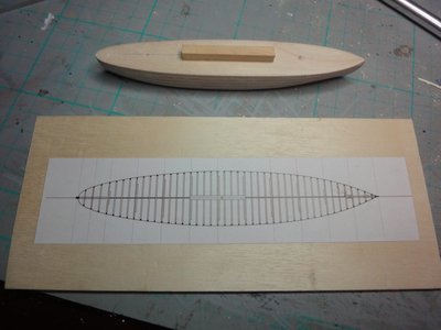He preparado la grada sobre la que montar el molde: una simple tablita con el plano cenital de las cuadernas de la trainera pegado.