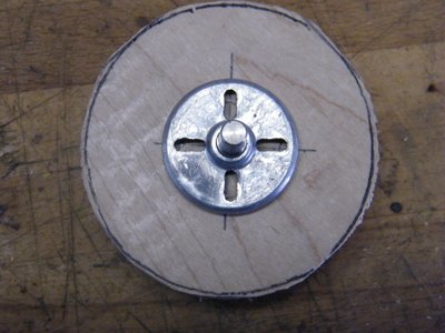 Ahora utilizaremos el plato plano. Justo para marcar los puntos donde atornillaremos.