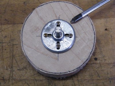 Atornillamos el plato a la madera. <br />Atención: los tornillos no deben ser muy largos, para que no toquen a las gubias por el otro lado, cuando trabajemos.