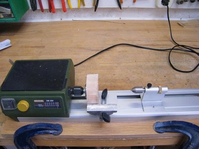 Colocamos el soporte para las gubias frente a la pieza a trabajar. <br />Girar, a mano, el torno para asegurarse de que la pieza no toca en ningún sitio.