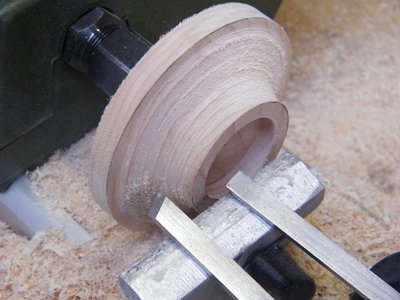 Vamos dando forma a la madera. <br />Se pueden emplear distintos tipos de gubias.