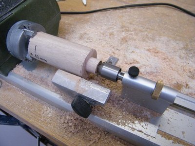 Se cambia el portabrocas, por el contrapunto y el cilindro queda sujeto.<br />Con la gubia rebajo la madera para cogerla con el plato de garras. ¡Justo los 10 mm que he dado de más!